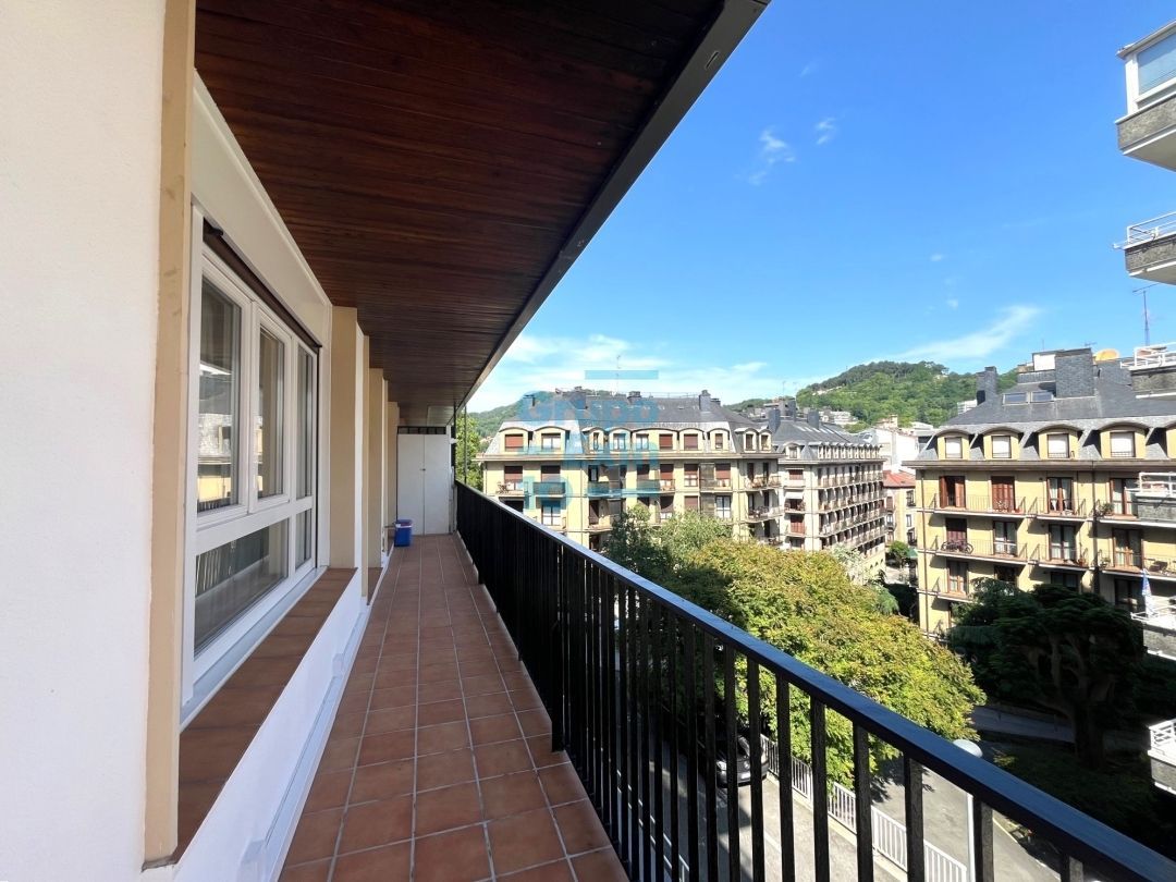 Vista exterior de Pis en venda en Donostia - San Sebastián  amb Calefacció, Terrassa i Balcó
