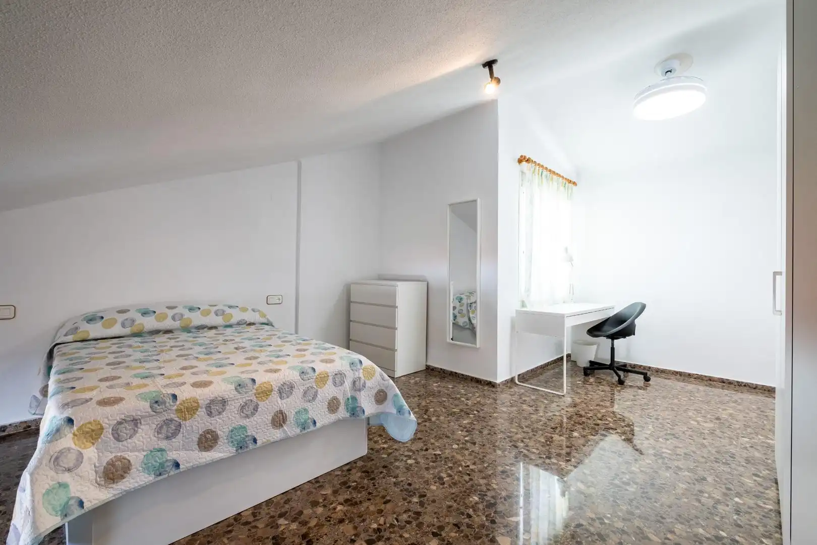 Schlafzimmer von Dachboden zur Miete in Moncada mit Privatgarten, Terrasse und Balkon