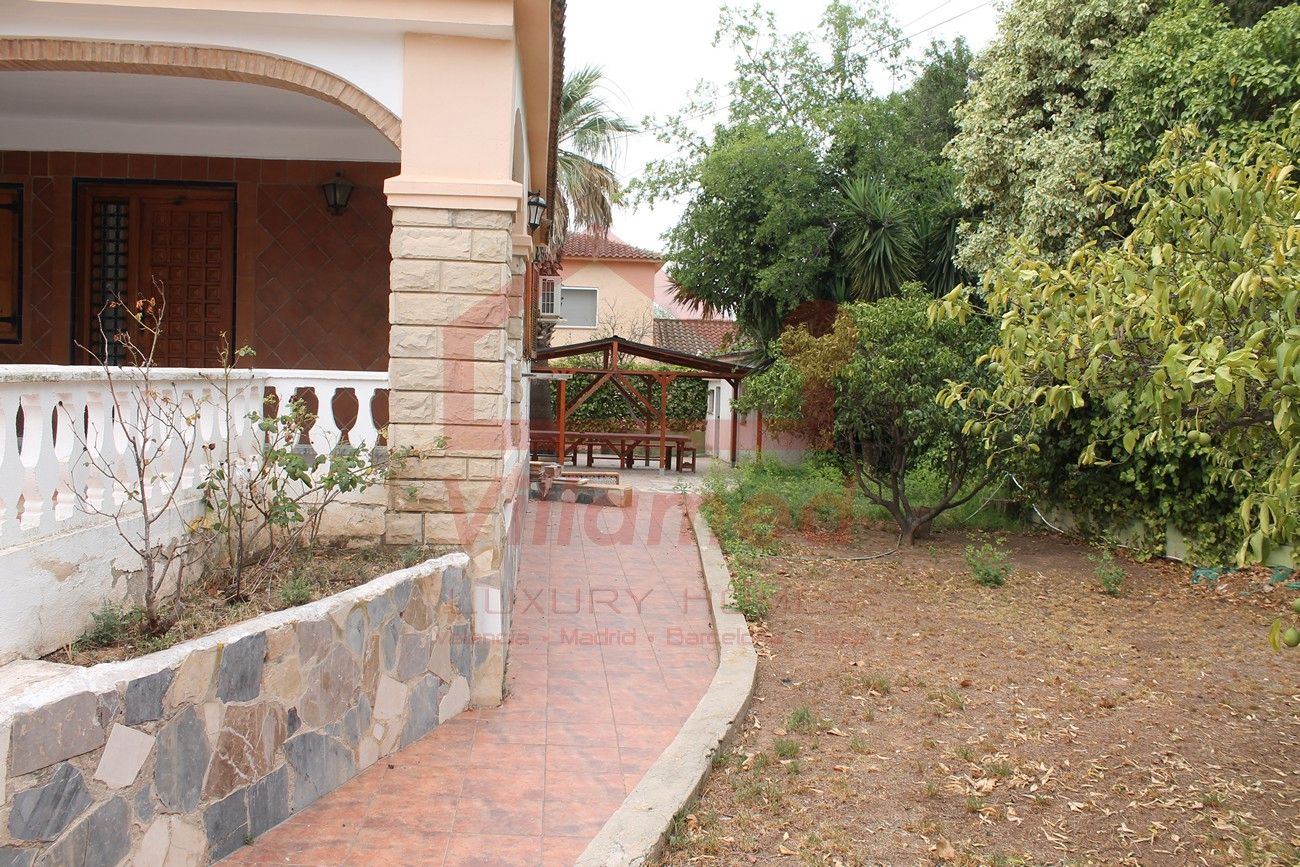 Jardí de Casa o xalet en venda en La Pobla de Vallbona amb Aire condicionat, Calefacció i Piscina