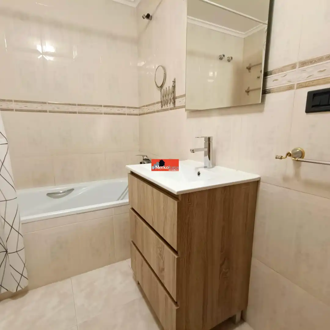 Baño de Dúplex de alquiler en Lugo con Calefacción, Terraza y Trastero
