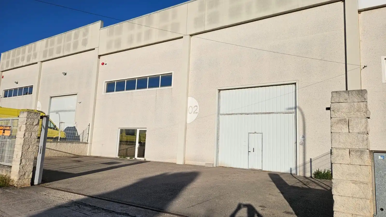 Außenansicht von Fabrikhallen zur Miete in Tortosa