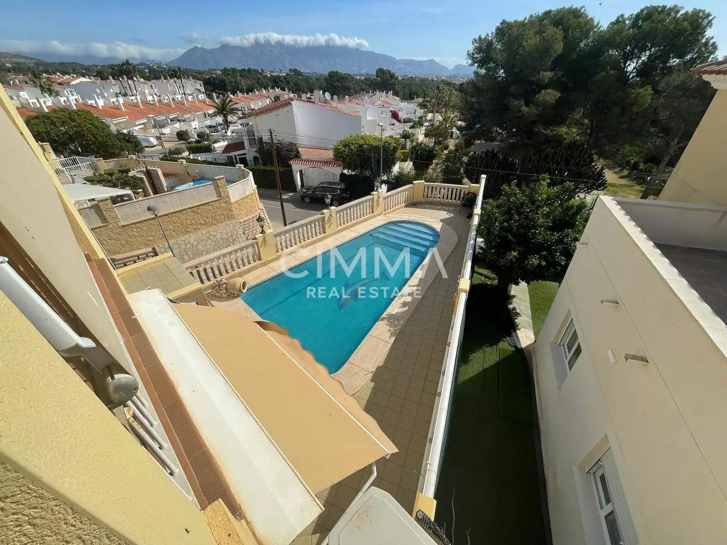 Vista exterior de Casa o xalet en venda en La Nucia amb Aire condicionat, Jardí privat i Terrassa