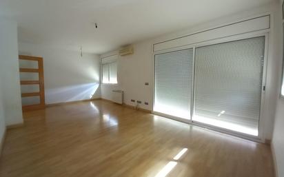 Sala d'estar de Apartament en venda en Salt amb Aire condicionat i Balcó