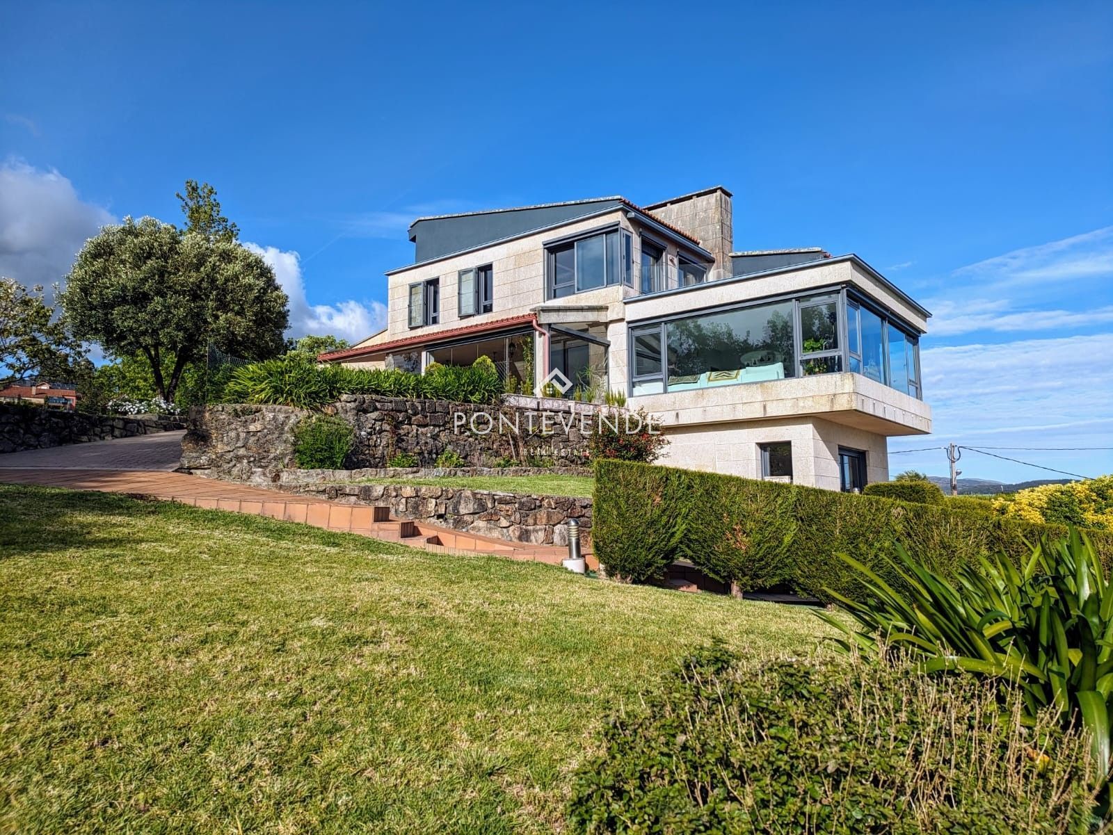 Vista exterior de Casa o xalet en venda en Pontevedra Capital  amb Aire condicionat, Calefacció i Jardí privat