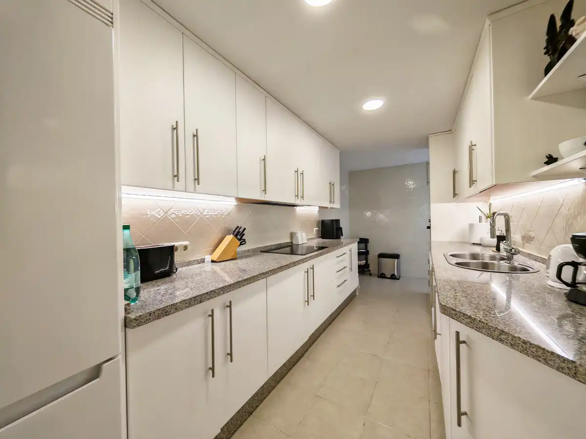 Cuina de Apartament en venda en Marbella amb Aire condicionat, Terrassa i Internet