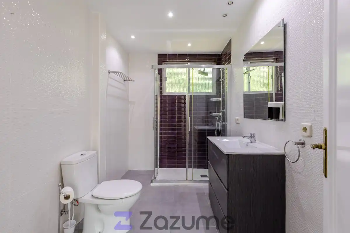 Badezimmer von Dachboden zur Miete in Madrid mit Klimaanlage, Heizung und Parkett