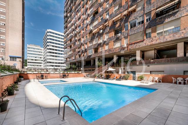 Apartamento en Alquiler en Avenida de Alberto de Alcocer en Hispanoamérica - Bernabéu