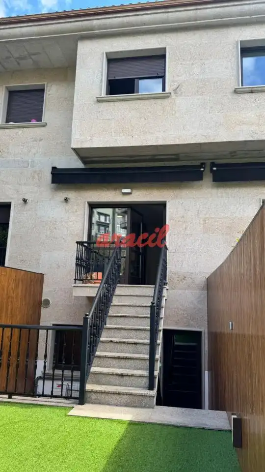 Vista exterior de Casa adosada en venda en Ourense Capital  amb Calefacció, Jardí privat i Parquet