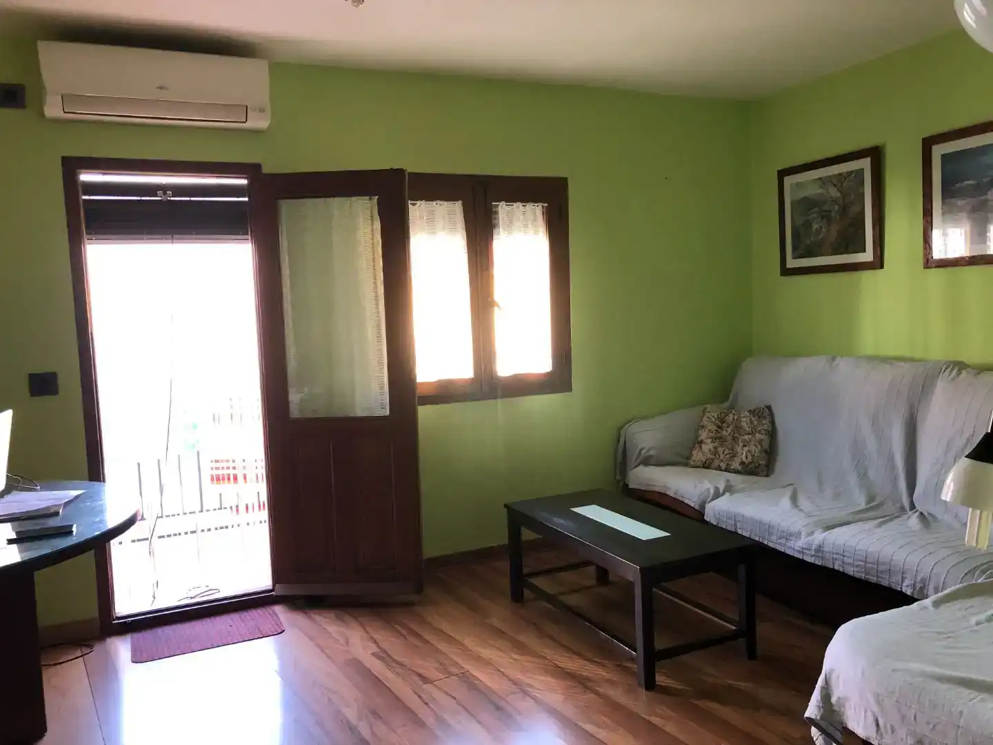 Sala d'estar de Apartament de lloguer en Hervás amb Aire condicionat, Parquet i Moblat