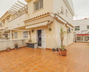 Exterior view of Single-family semi-detached for sale in Vilanova i la Geltrú  with Air Conditioner, Terrace and Balcony