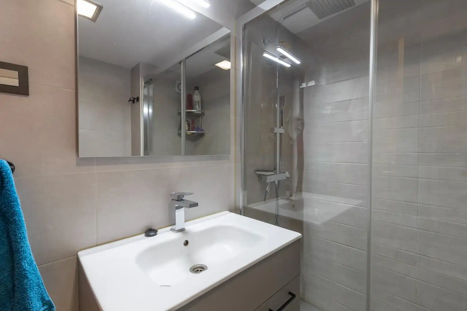 Bathroom of Flat for sale in Granada  with Parquet flooring and Storage room