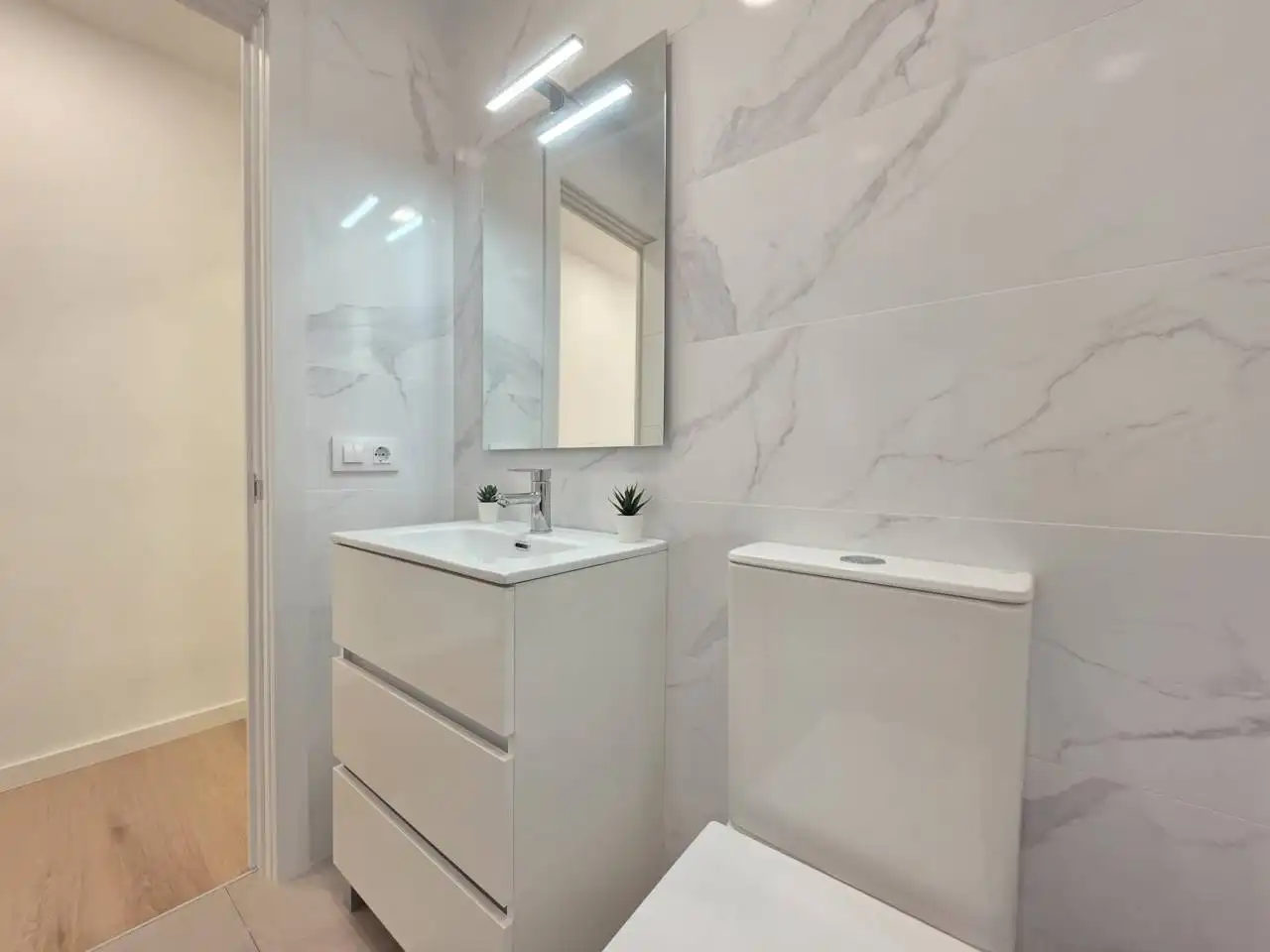 Badezimmer von Dachboden zum Verkauf in Barcelona mit Klimaanlage, Heizung und Parkett