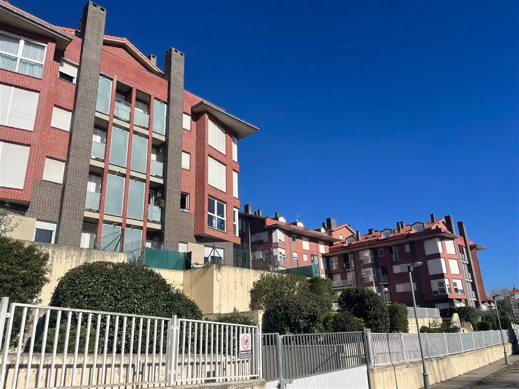 Vista exterior de Dúplex de lloguer amb opció a compra en San Vicente de la Barquera amb Calefacció, Parquet i Piscina