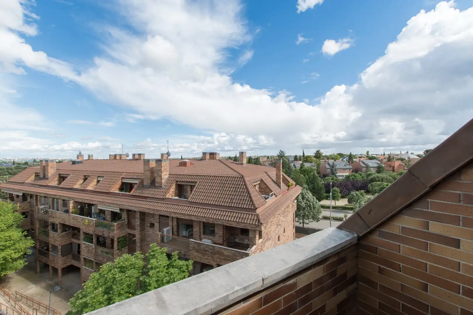 Vista exterior de Àtic en venda en Pozuelo de Alarcón amb Aire condicionat, Calefacció i Jardí privat
