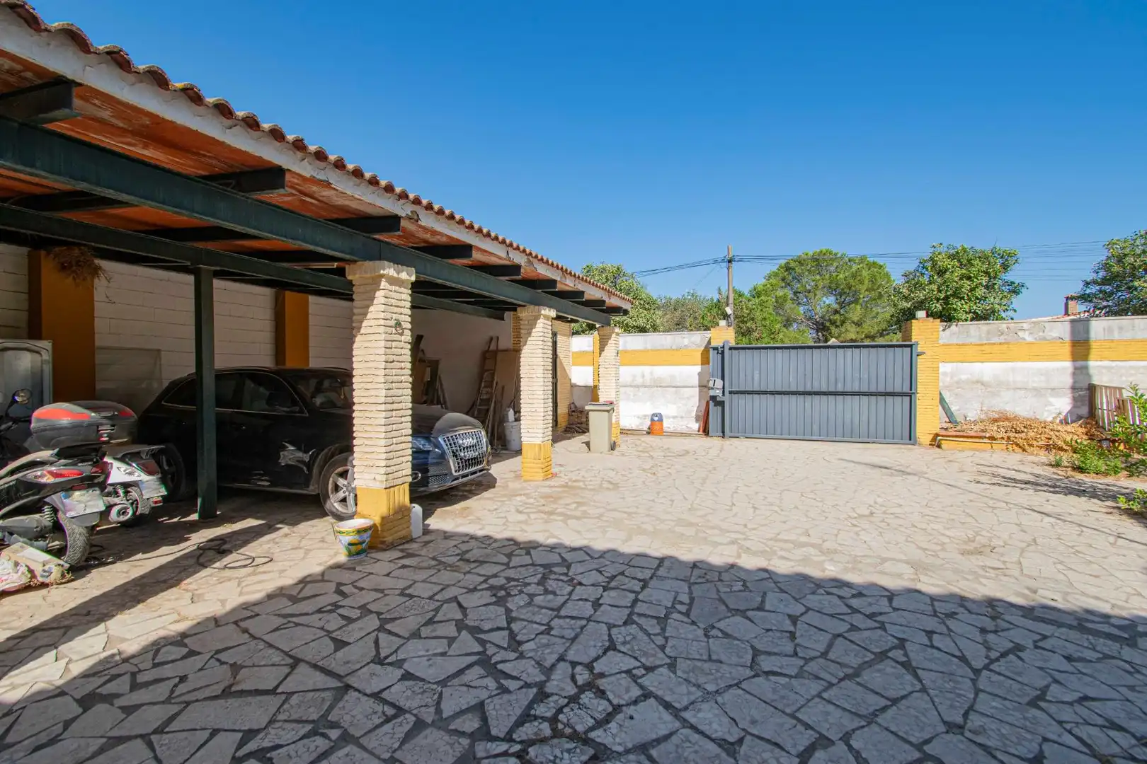 Aparcament de Casa o xalet en venda en La Rinconada amb Jardí privat i Piscina