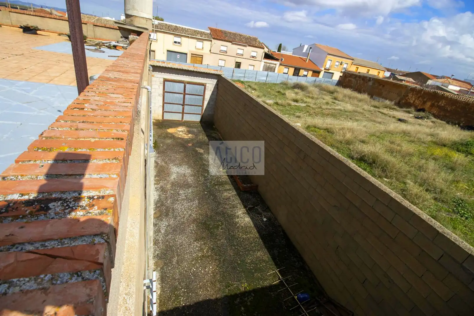 Aparcament de Casa adosada en venda en Cózar amb Aire condicionat i Terrassa