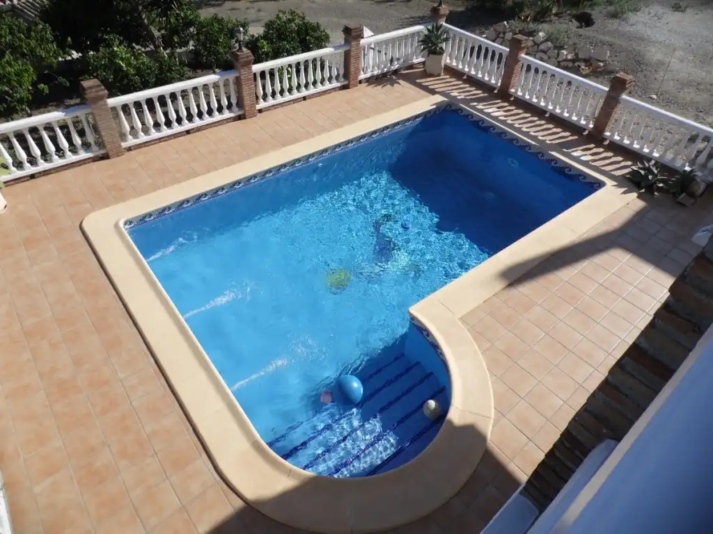 Chalet con piscina en venta en Alcaucín, imagen 2