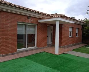 Vista exterior de Casa o xalet de lloguer en Sant Andreu de la Barca amb Aire condicionat, Calefacció i Jardí privat