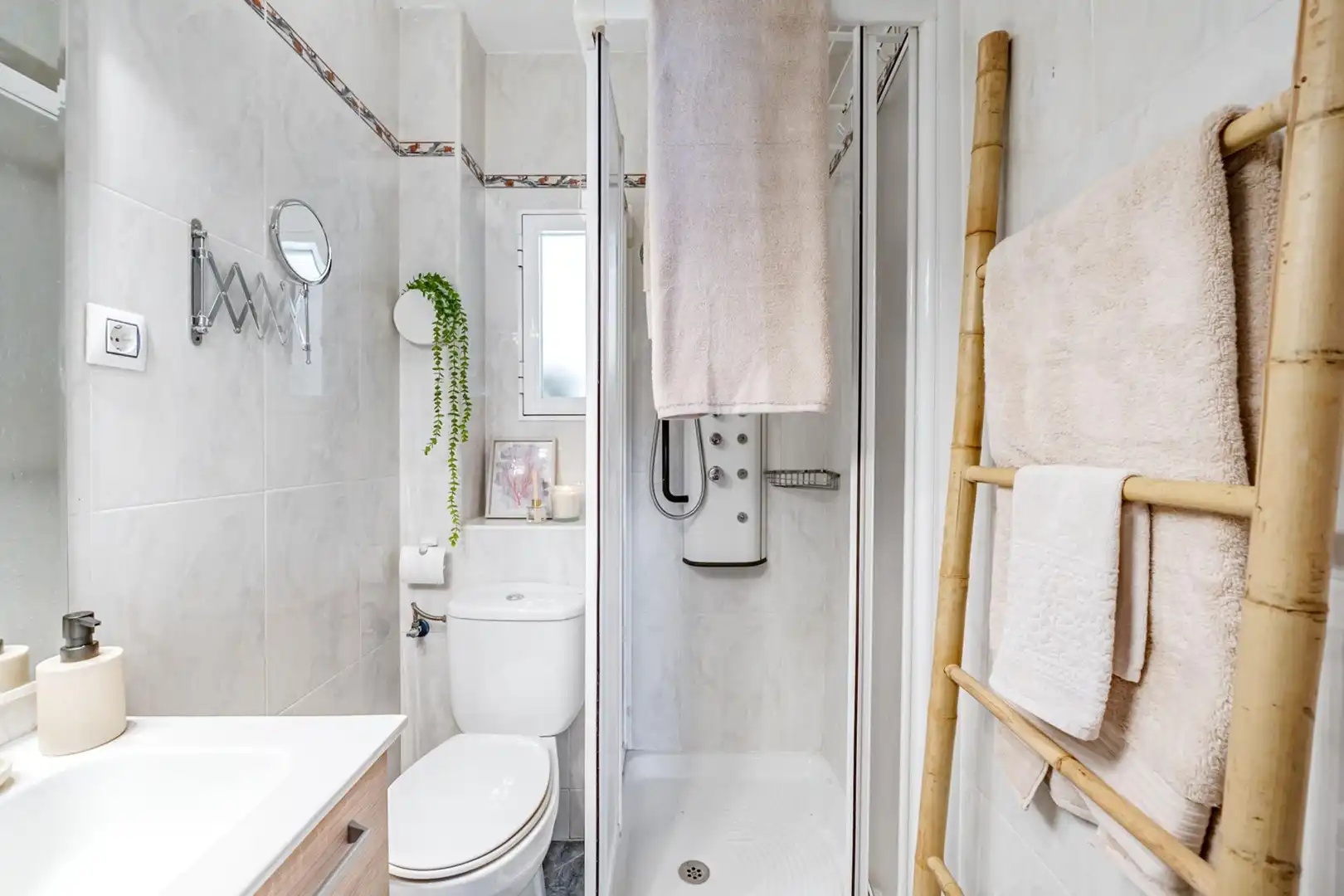 Bathroom of Flat for sale in Madrid  with Air Conditioner, Terrace and Balcony