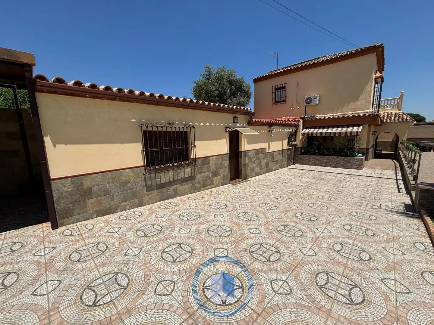 Vista exterior de Casa o xalet en venda en Alcalá de Guadaira amb Piscina