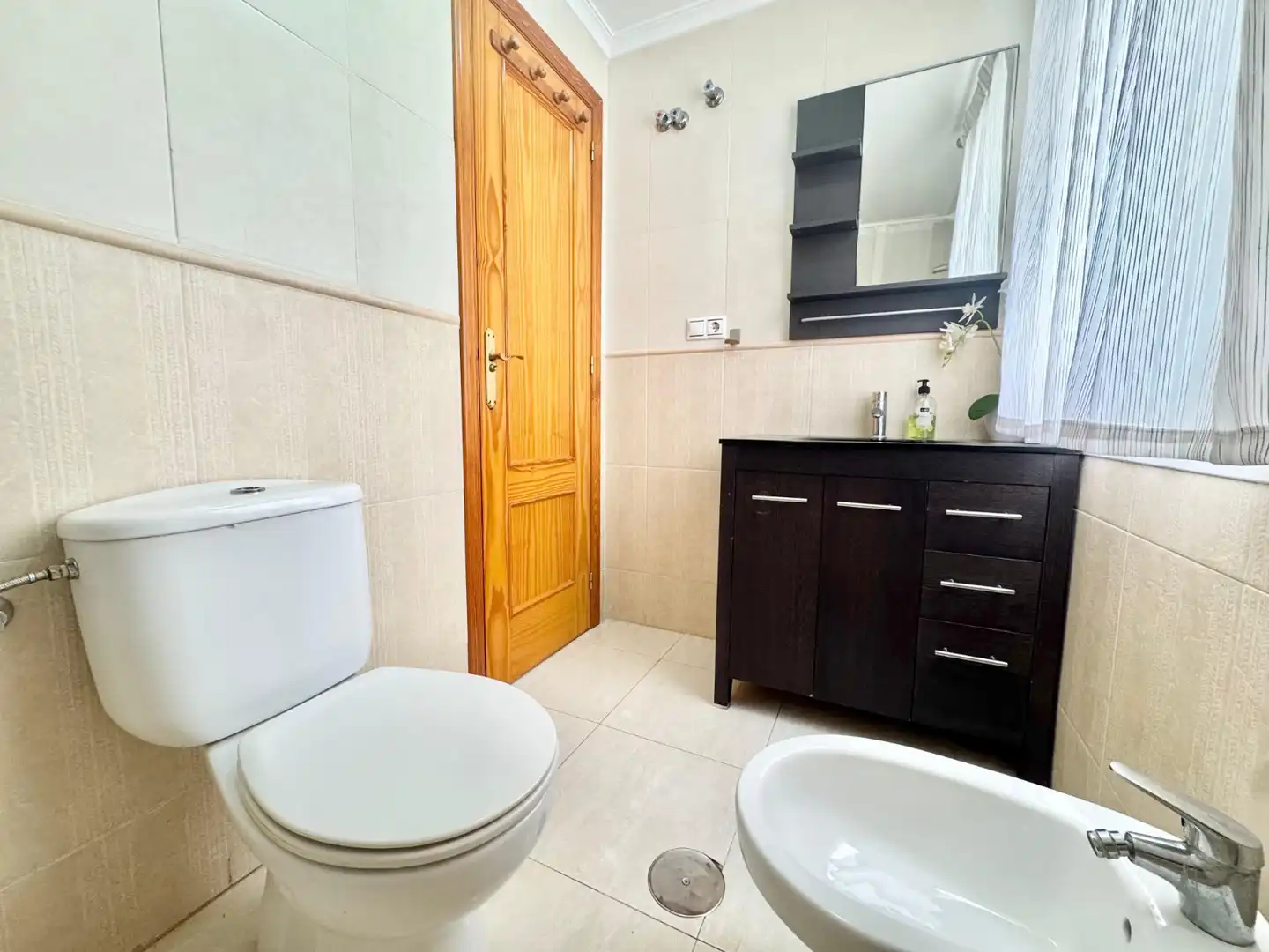 Baño de Apartamento de alquiler en Torrevieja con Aire acondicionado, Calefacción y Amueblado