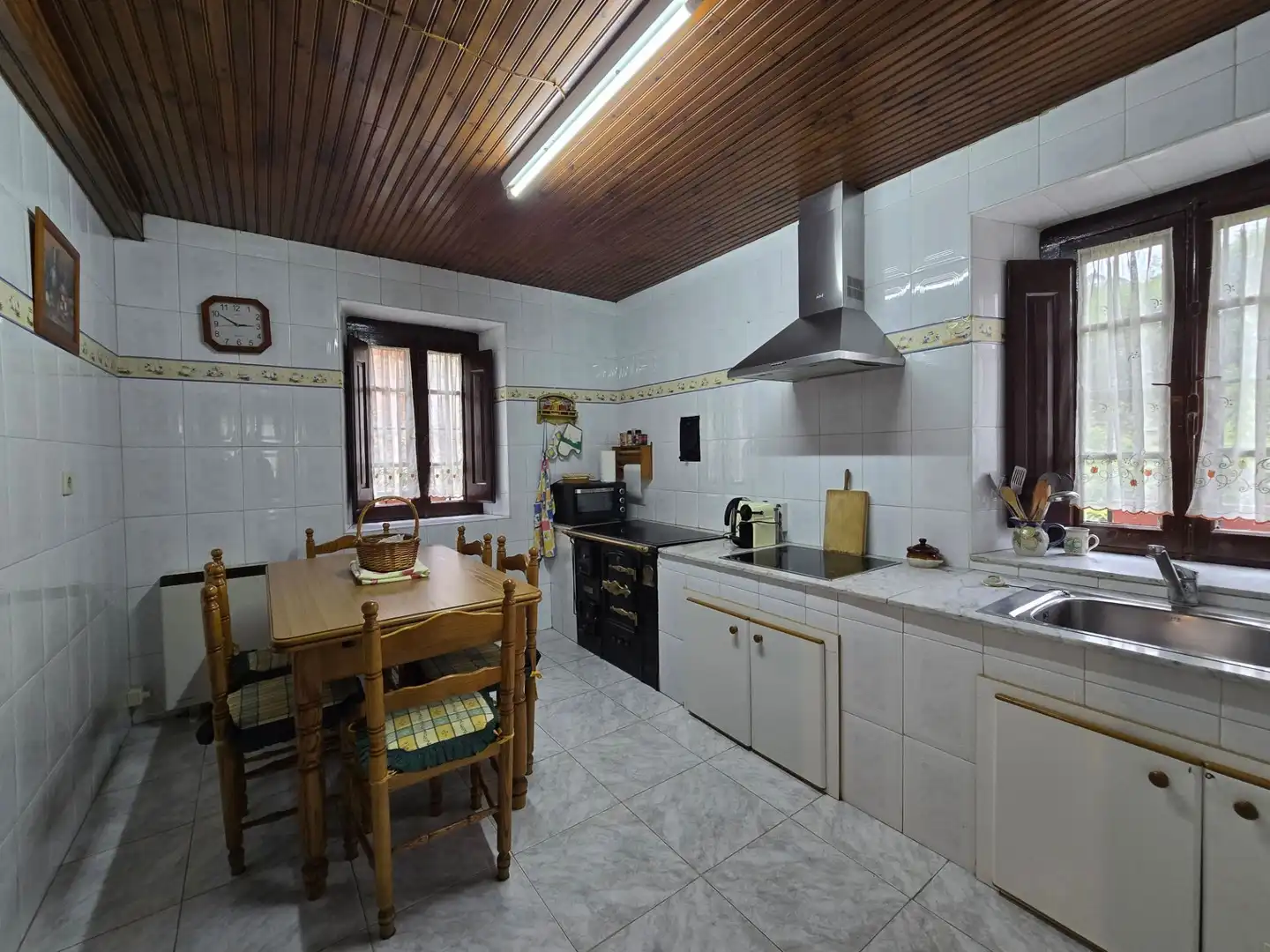 Cuina de Casa o xalet en venda en Llanes amb Calefacció, Terrassa i Traster