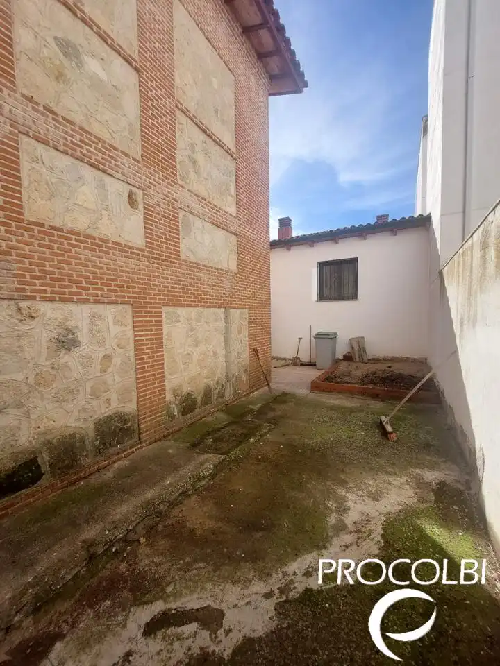 Vista exterior de Casa adosada en venda en Uceda amb Calefacció, Jardí privat i Terrassa