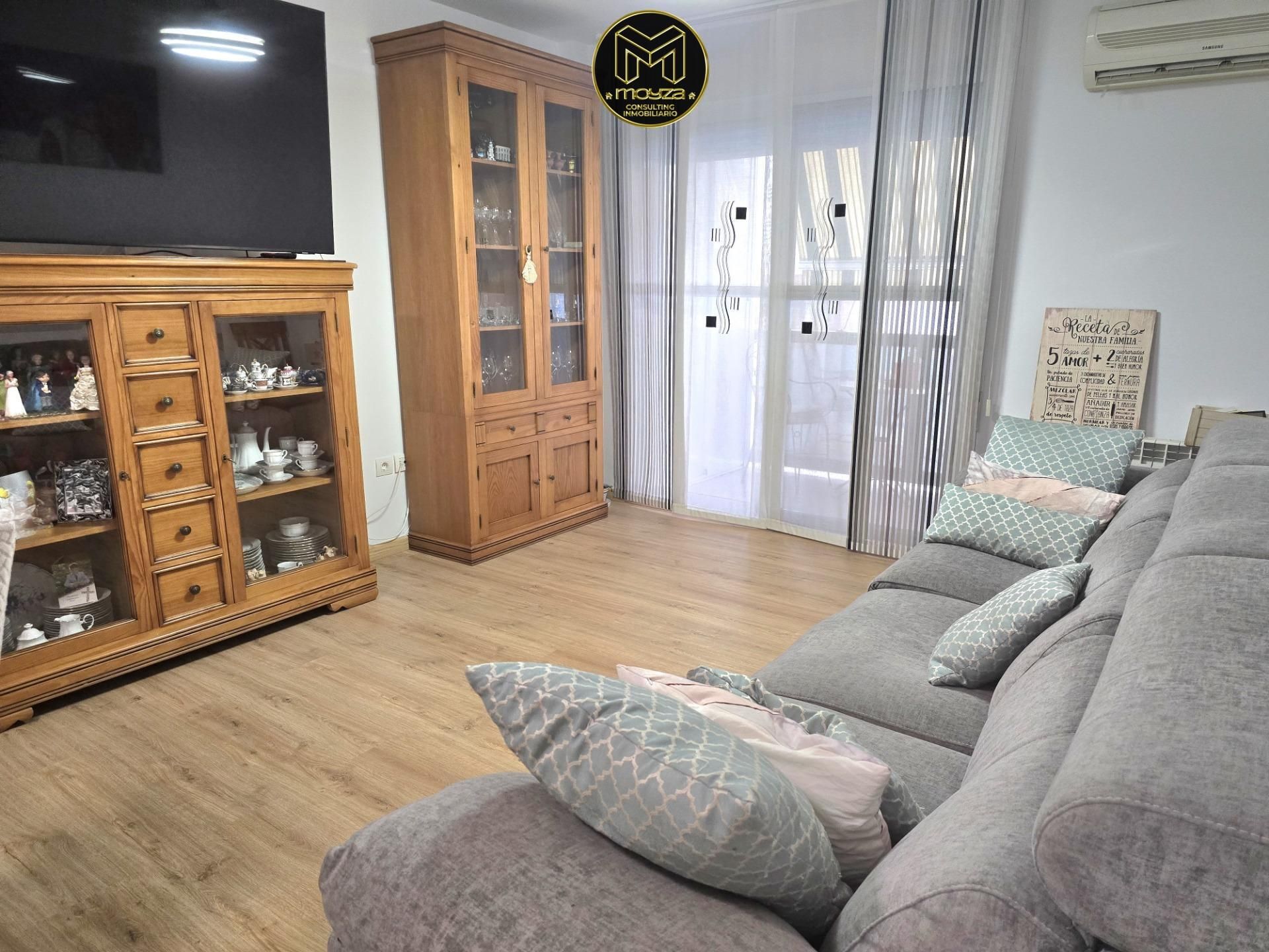 Living room of Flat for sale in  Jaén Capital  with Air Conditioner, Heating and Parquet flooring