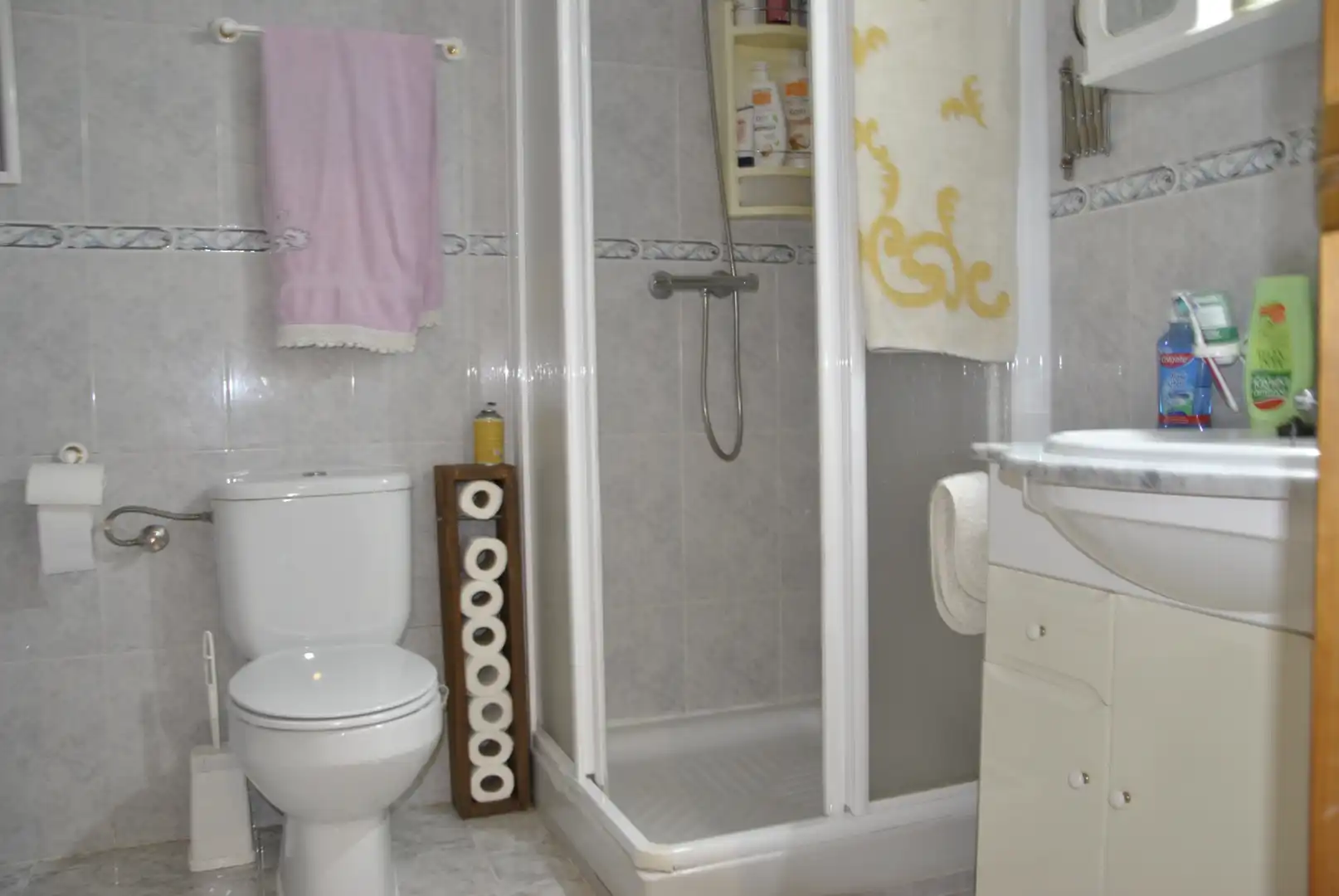 Badezimmer von Wohnung zum Verkauf in Arroyomolinos de la Vera mit Klimaanlage, Heizung und Möbliert