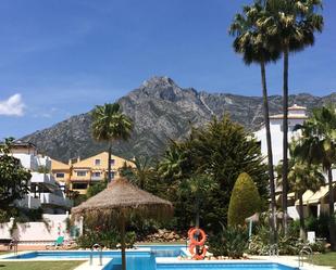 Vista exterior de Àtic en venda en Marbella amb Terrassa, Piscina i Piscina comunitària