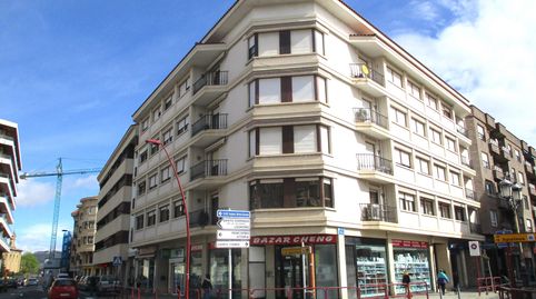 En la Calle Ventilla de Haro, en venta, bonita y amplia vivienda con gran trastero en el precio de 230.000 €.