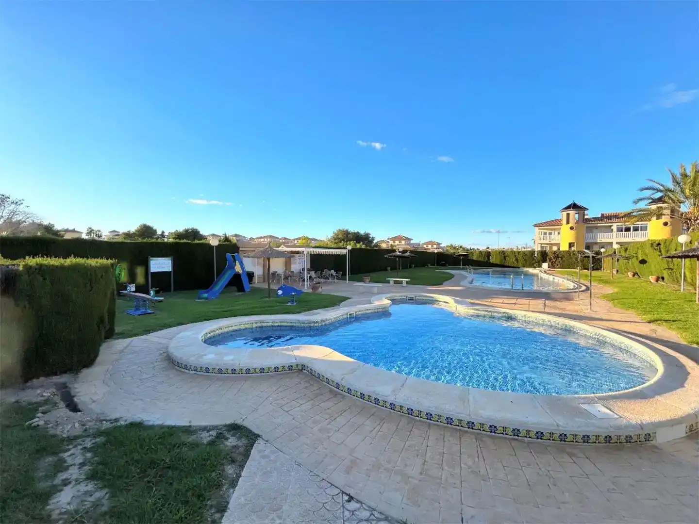 Piscina de Casa adosada en venda en Orihuela amb Aire condicionat, Jardí privat i Piscina