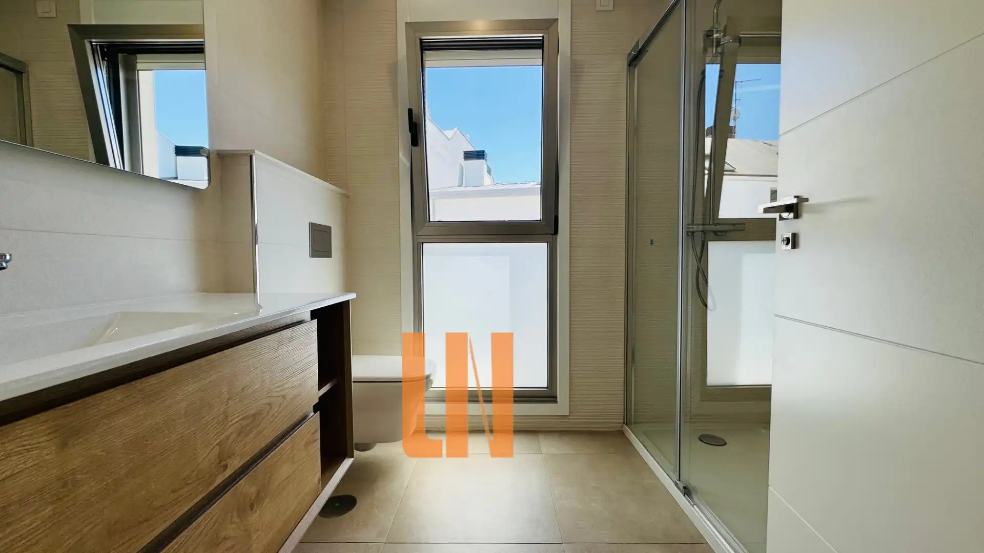 Badezimmer von Wohnung zur Miete in A Coruña Capital  mit Heizung, Parkett und Terrasse