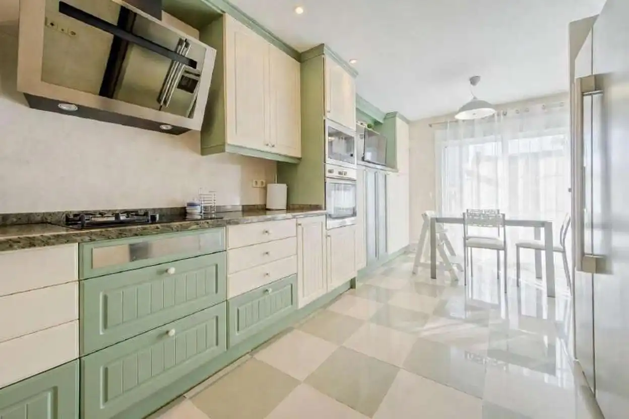 Cocina de Casa adosada en venta en Alcobendas con Aire acondicionado, Calefacción y Jardín privado