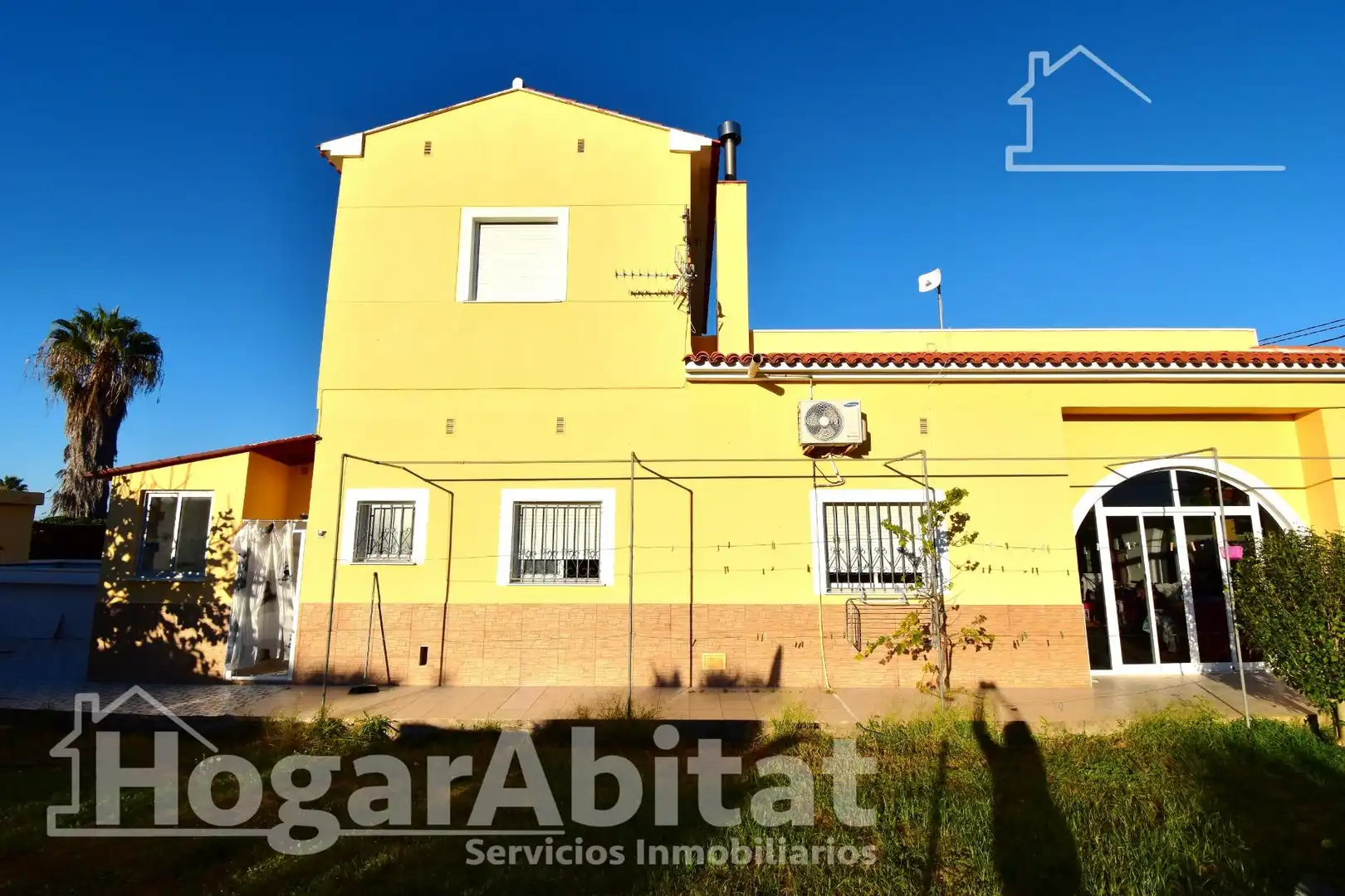 Vista exterior de Casa o chalet en venta en Oliva con Aire acondicionado, Jardín privado y Terraza
