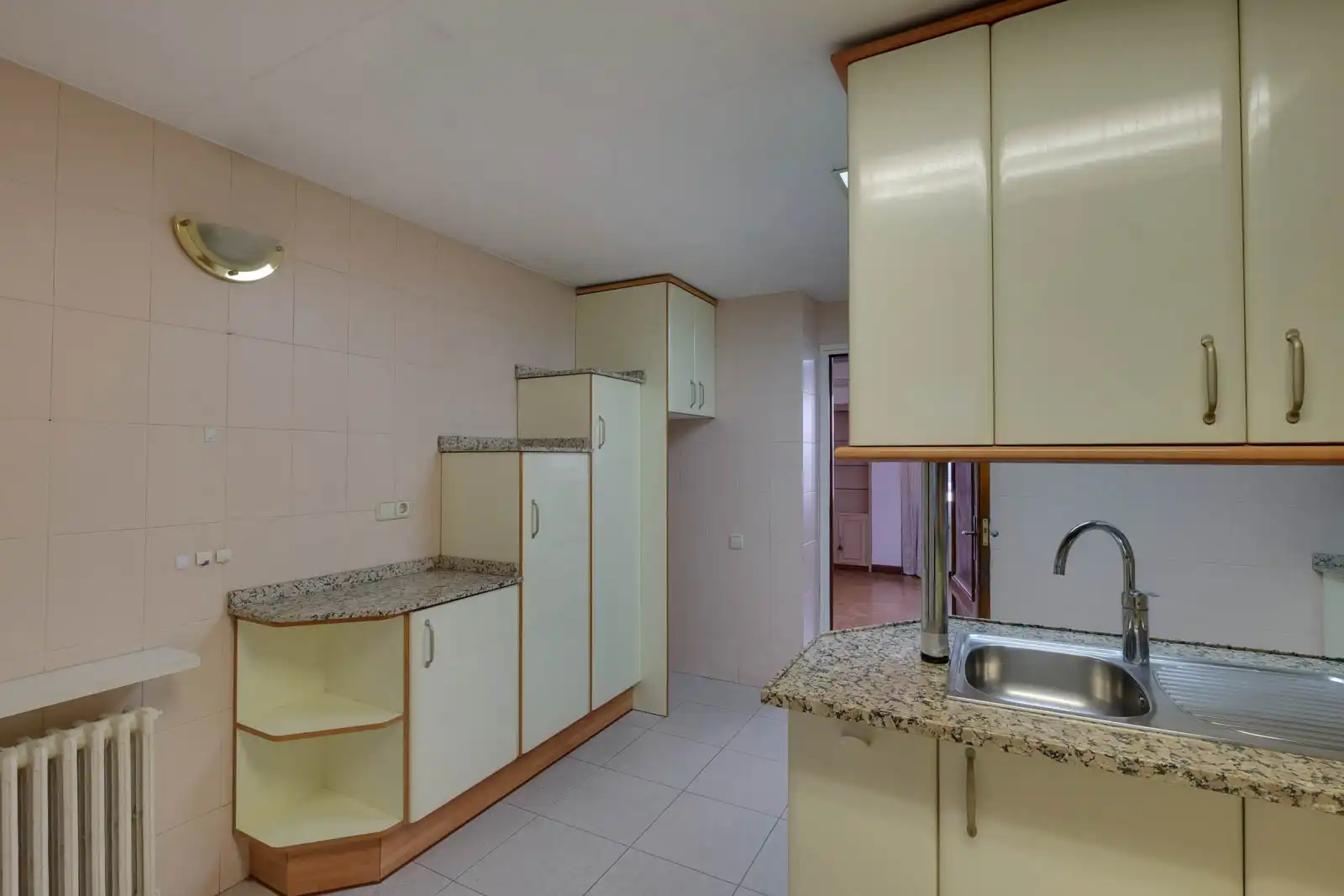 Küche von Wohnung zum Verkauf in Barcelona mit Klimaanlage, Heizung und Ofen