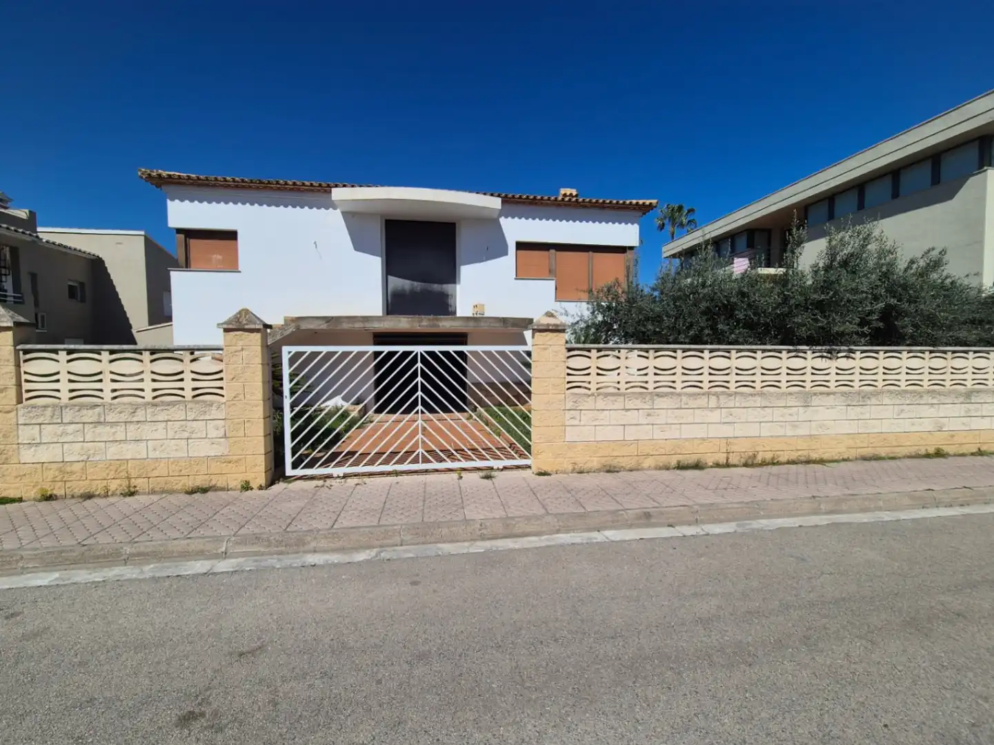 Außenansicht von Haus oder Chalet zum Verkauf in Oliva mit Privatgarten und Terrasse