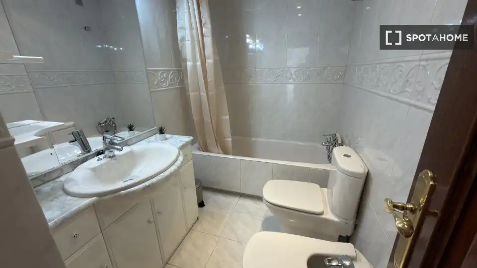 Bathroom of Flat for rent in Madrid  with Air Conditioner, Heating and Furnished