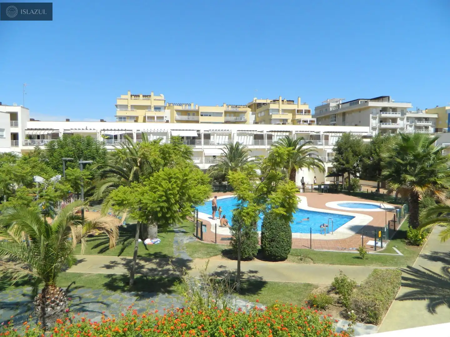 Piscina de Casa adosada en venda en Isla Cristina amb Aire condicionat, Calefacció i Jardí privat