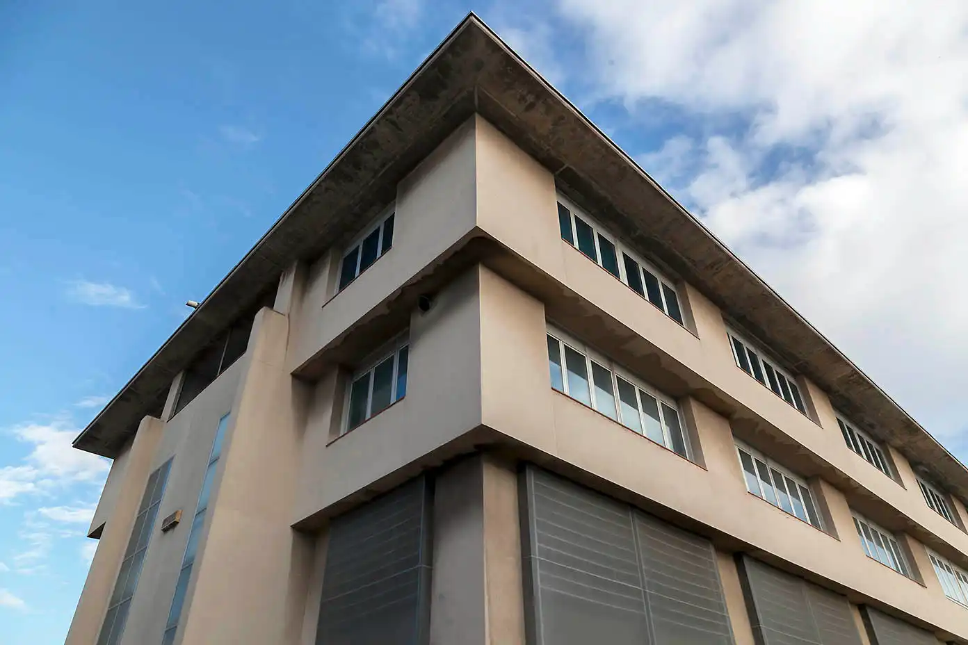 Vista exterior de Nave industrial en venta en Molins de Rei con Alarma