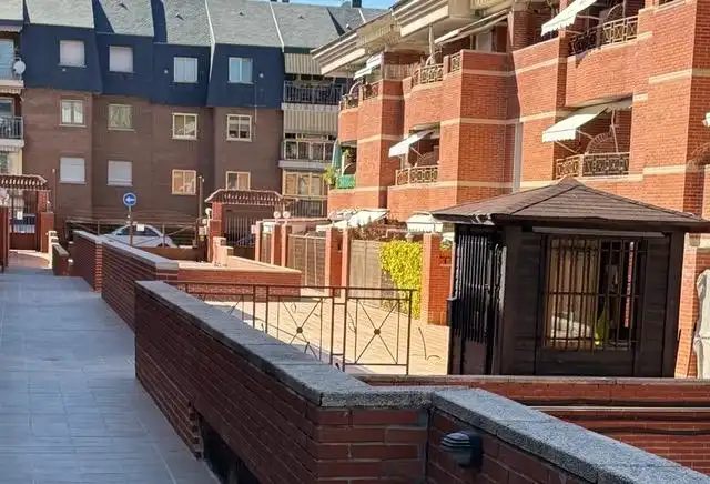 Vista exterior de Piso en venta en Las Rozas de Madrid con Calefacción, Jardín privado y Piscina comunitaria