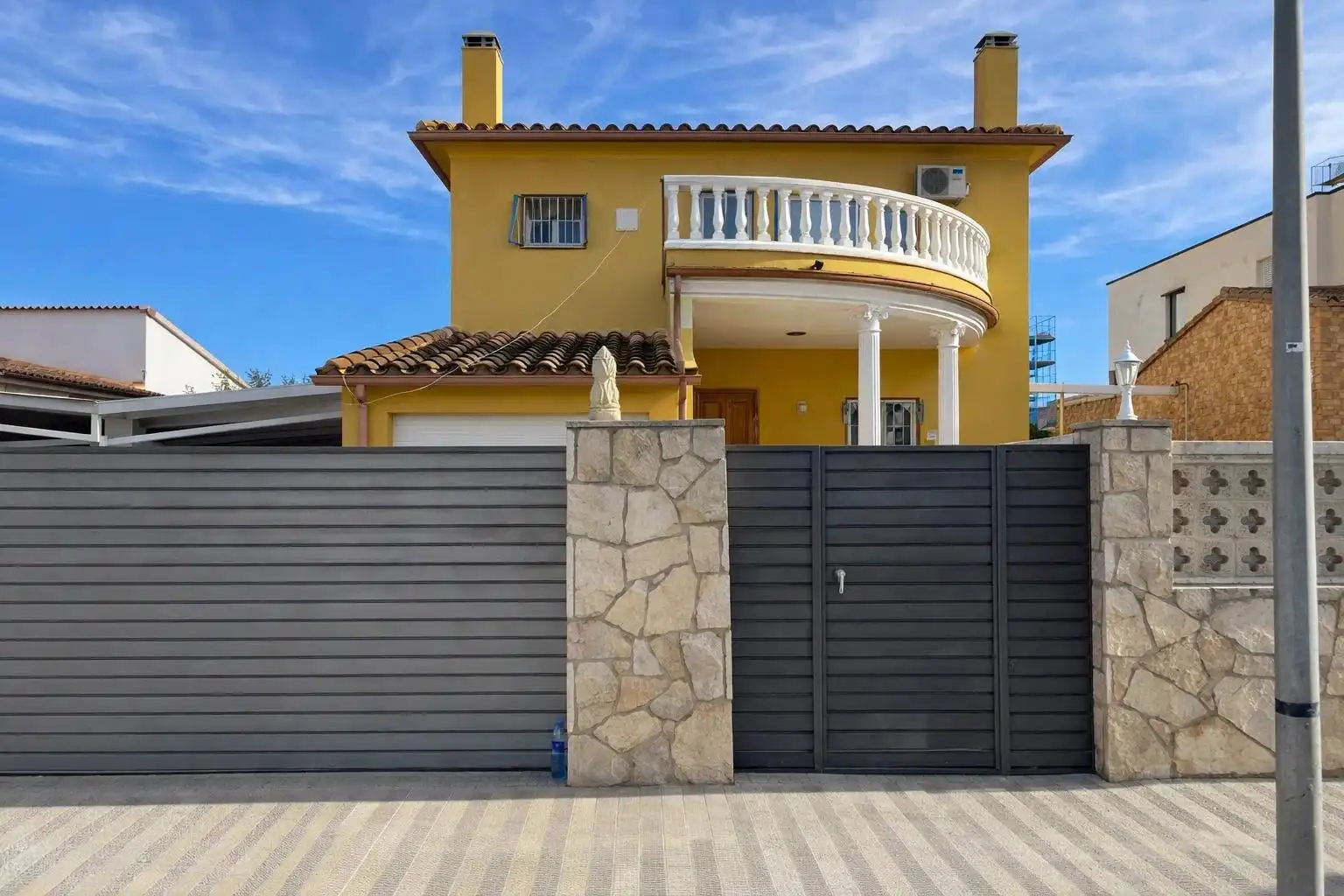 Vista exterior de Casa o xalet en venda en Empuriabrava amb Aire condicionat, Calefacció i Jardí privat