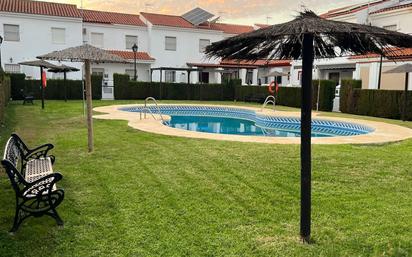 Jardí de Casa adosada en venda en Las Cabezas de San Juan amb Terrassa