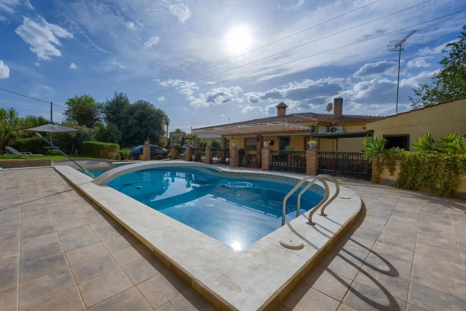 Piscina de Casa o chalet en venta en Sanlúcar la Mayor con Aire acondicionado, Calefacción y Jardín privado