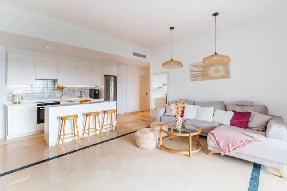 Sala d'estar de Planta baixa en venda en Benahavís amb Aire condicionat, Terrassa i Piscina