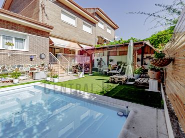 Adosado con piscina en venta en Calle Timanfaya