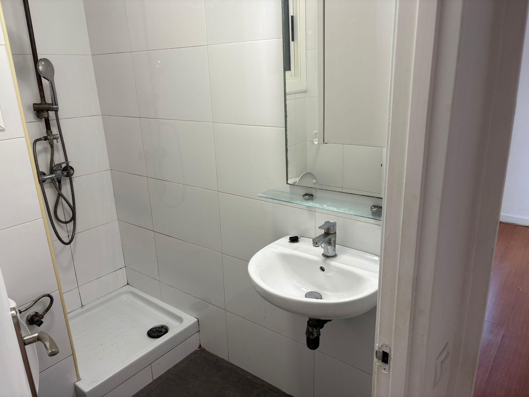 Bathroom of Flat for sale in  Barcelona Capital  with Air Conditioner and Parquet flooring