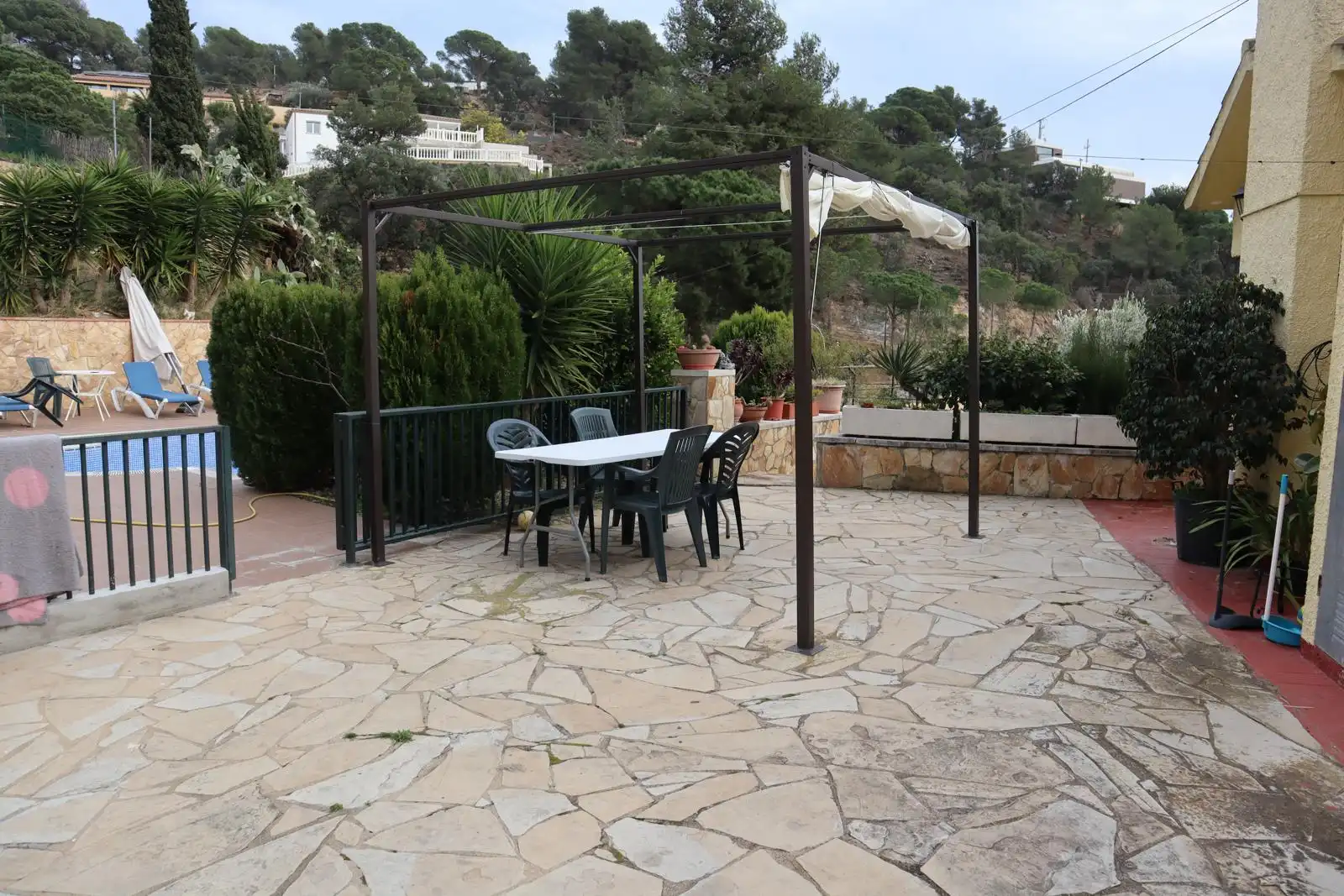 Terrasse von Einfamilien-Reihenhaus zum Verkauf in Tossa de Mar mit Klimaanlage, Privatgarten und Terrasse