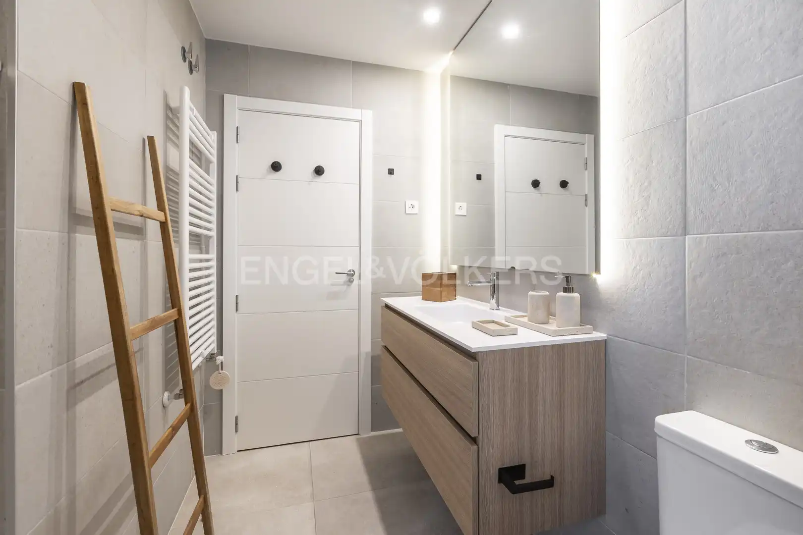 Bathroom of Flat for rent in La Moraleja  with Air Conditioner, Heating and Private garden