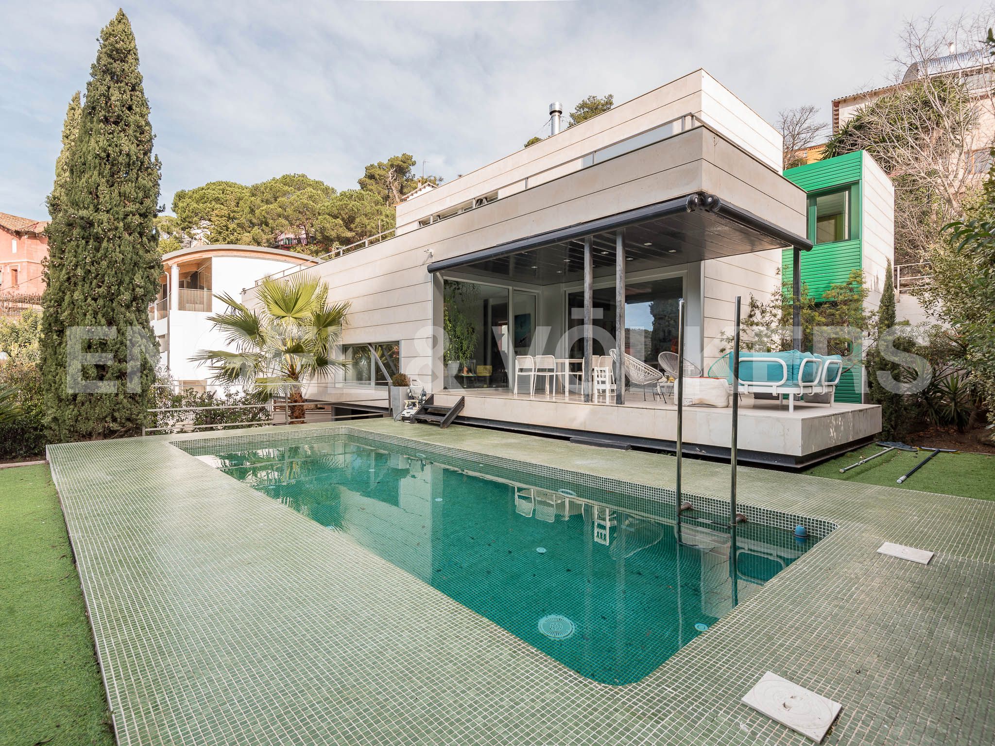 Swimming pool of House or chalet for sale in  Barcelona Capital  with Air Conditioner, Heating and Private garden